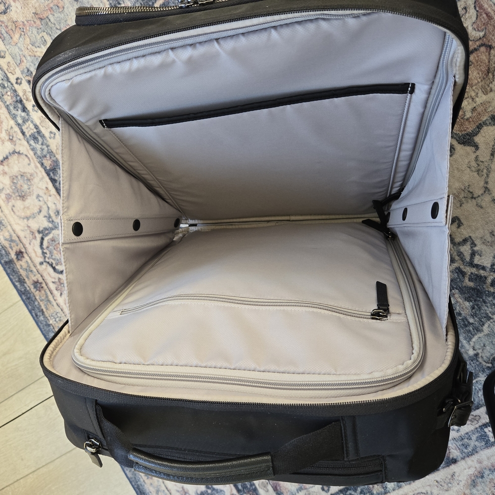 Tumi Sleek Black Laptop Bag - Picture 8 of 11